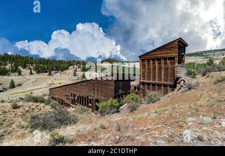 Alte verlassene Silbermine auf dem Bachelor Loop in Creede Colorado Stockfoto