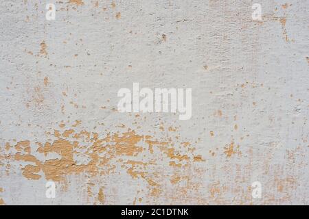 Beige-weiß Strukturierter Hintergrund aus mehrschichtiger abblätternder Farbe an der Wand. Grunge Textur mit einem tiefen Muster Stockfoto