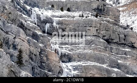 Panorama Bridal Veil Falls im Provo Canyon mit Schneeis und immergrünen Bäumen im Winter Stockfoto