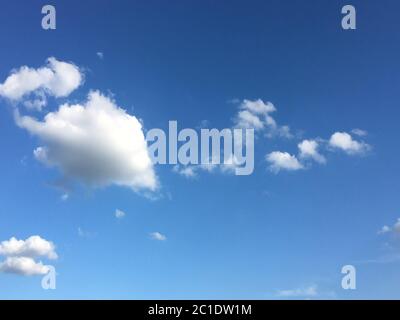 Schönen blauen Himmel mit Wolken Hintergrund. Himmel mit Wolken Wetter natur Wolke blau. Blauer Himmel mit Wolken und Sonne. Stockfoto