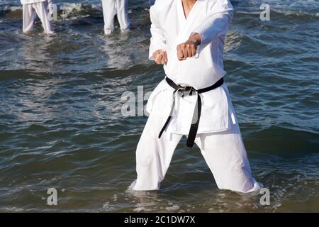 Japanischen Karate Kampfkunst, spirituelle am Strand sitzen Stockfoto