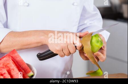 Koch eine leckere Reife Kiwi schneiden Stockfoto