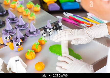 Konditor arbeitet an den Figuren von Halloween mit Fondant Paste Stockfoto