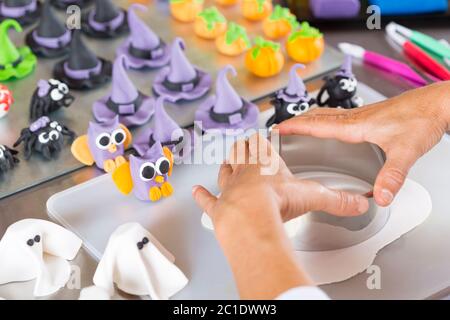 Konditor arbeitet an den Figuren von Halloween mit Fondant Paste Stockfoto