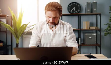 Positive Geschäftsmann arbeiten am Computer Stockfoto