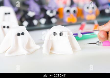 Konditor arbeitet an den Figuren von Halloween mit Fondant Paste Stockfoto