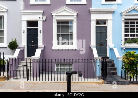 Eingänge zu einigen typischen englischen Reihenhäuser in Notting Hill, London gesehen Stockfoto