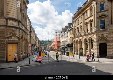 Nicht unbedingt notwendige Geschäfte öffnen sich in Bath nach 12 Wochen Schließung mit sozialen Distanzierungsmaßnahmen wieder. Milson Street für Verkehr gesperrt. Bad UK Stockfoto