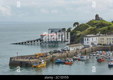 Tenby und Schloss in Wales, England Stockfoto