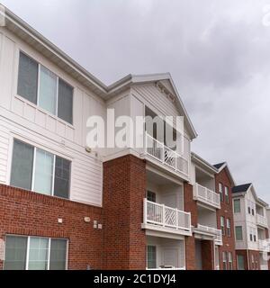 Quadratischer Blick auf einen modernen Apartmentkomplex Stockfoto