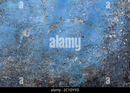 Alte zementartige schimmelige blaue Wand mit Pilz. Abstrakter antiker Hintergrund Stockfoto