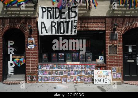 New York, NY, USA. Juni 2020. Das Stonewall Inn, die Schwulenbar & National Historic Landmark, Schauplatz der Unruhen von 1969, die die Bewegung für Homosexuelle in New York ins Leben gerufen haben, da der Oberste Gerichtshof der Vereinigten Staaten am 15. Juni 2020 entscheidet, dass Arbeitgeber LBGTQ-Arbeitnehmer nicht diskriminieren können. Quelle: Bryan Smith/ZUMA Wire/Alamy Live News Stockfoto