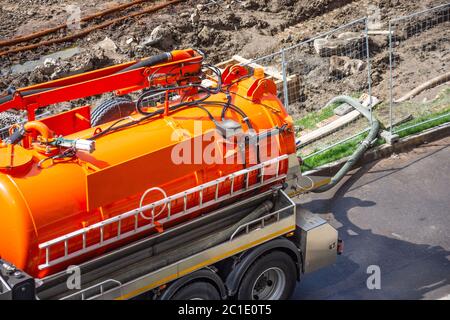 LKW mit grünem Tank zum Pumpen von Abfall oder verunreinigtem Wasser Stockfoto