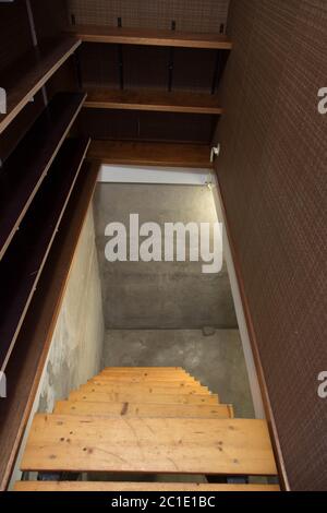 Leeren Keller in verlassenen alten Industriegebäude mit wenig Licht und eine hölzerne Treppe Stockfoto