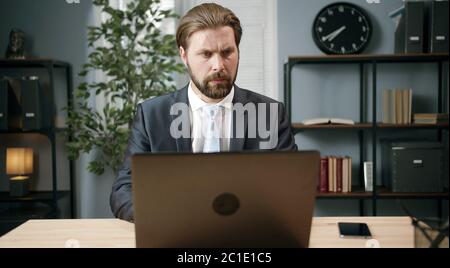 Geschäftsmann, arbeiten am Laptop im Büro Stockfoto