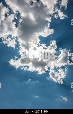 Weiße Wolken im blauen Himmel und die Sonne Stockfoto