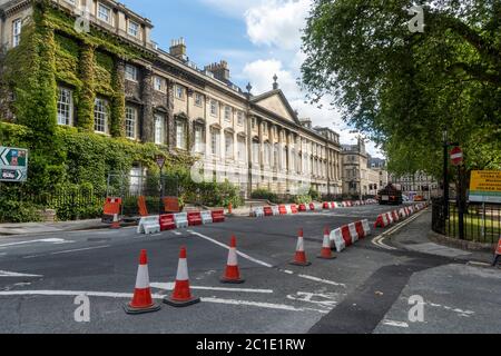 Nicht unbedingt notwendige Geschäfte öffnen in Bath wieder. Bürgersteige in der Stadt mit Straßenbarrieren an Ort und Stelle erweitert, so dass soziale Distanzierungsmaßnahmen getroffen werden können. England, Großbritannien Stockfoto