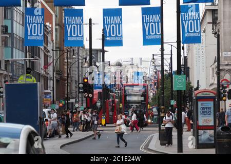 Oxford Street, London, Großbritannien - 15. Juni 2020. Die Mehrheit der englischen Geschäfte eröffnet zum ersten Mal seit fast drei Monaten mit bis zu 70 Prozent Reduktionen, wobei die Käufer riesige, sozial distanzierte Warteschlangen bilden. Quelle: Nils Jorgensen/Alamy Live News Stockfoto