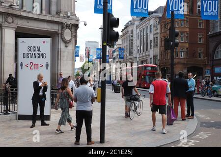 Oxford Street, London, Großbritannien - 15. Juni 2020. Die Mehrheit der englischen Geschäfte eröffnet zum ersten Mal seit fast drei Monaten mit bis zu 70 Prozent Reduktionen, wobei die Käufer riesige, sozial distanzierte Warteschlangen bilden. Quelle: Nils Jorgensen/Alamy Live News Stockfoto