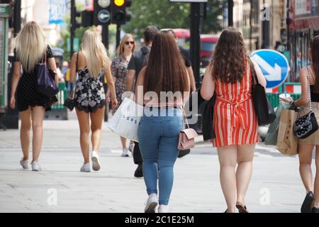 Oxford Street, London, Großbritannien - 15. Juni 2020. Die Mehrheit der englischen Geschäfte eröffnet zum ersten Mal seit fast drei Monaten mit bis zu 70 Prozent Reduktionen, wobei die Käufer riesige, sozial distanzierte Warteschlangen bilden. Quelle: Nils Jorgensen/Alamy Live News Stockfoto