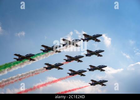 TURIN, ITALIEN - 3. JULI 2016: Italienische Kunstflugpatrouille Frecce Tricolori auf dem Flug während einer Flugshow Stockfoto