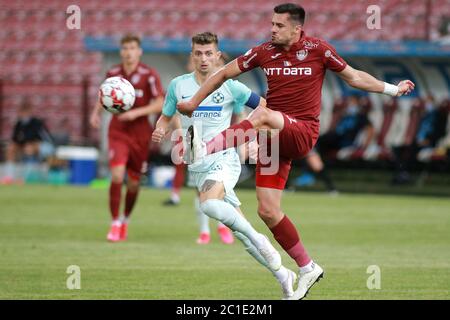CLUJ-NAPOCA, RUMÄNIEN - 14. JUNI: Andrei Burca vom CFR Cluj und Florin Tanase vom FCSB während des Spiels zwischen CFR Cluj und FCSB in der Play-off der ersten Liga Rumäniens am 14. Juni 2020 in Cluj-Napoca, Rumänien. (Foto von Paul Ursachi/MB Media) Stockfoto