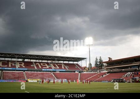 CLUJ-NAPOCA, RUMÄNIEN - 14. JUNI: Die Spieler des CFR Cluj und FCSB während eines Schweigemindes für die Opfer des COVID19 vor dem Spiel zwischen CFR Cluj und FCSB in der Play-off-Rumäniens erste Liga am 14. Juni 2020 in Cluj-Napoca, Rumänien. (Foto von Paul Ursachi/MB Media) Stockfoto