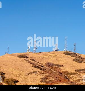 Square Communication Türme auf einem Berg oben Tageslicht Stockfoto