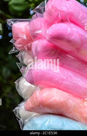 Taschen mit Zuckerwatte in verschiedenen Farben Stockfoto