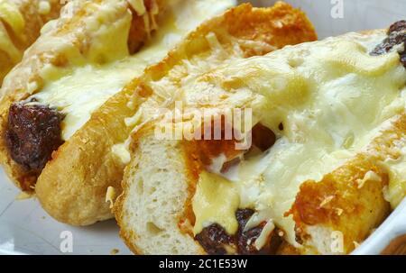 Ofen gebacken Chili Käse Hunde Stockfoto