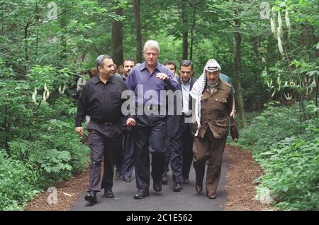 VERÖFFENTLICHUNGSDATUM: 12. Oktober 2019 TITEL: The Human Factor STUDIO: Rise Films REGIE: Dror Moreh PLOT: Mit einem beispiellosen Zugang zu den wichtigsten amerikanischen Verhandlungsführern ist DER MENSCHLICHE FAKTOR die Geschichte hinter den Kulissen der letzten 25 Jahre, wie die Vereinigten Staaten in die Reichweite kamen, um das Unmögliche abzureißen - den Frieden zwischen Israel und seinen Nachbarn zu sichern. Heute könnte die Notwendigkeit, aus Fehlern der Vergangenheit zu lernen, nicht dringender sein. MIT DABEI: BILL CLINTON, YASSER ARAFAT. (Bild: © Rise Films/Entertainment Pictures) Stockfoto