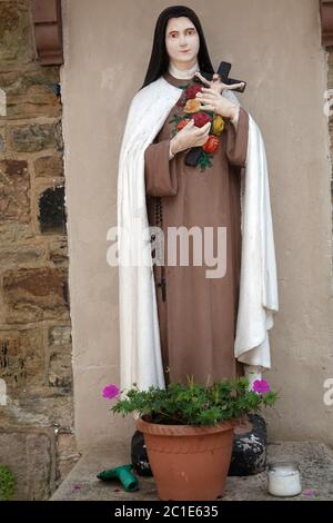 Eine Statue der Heiligen Therese von Lisieux auf dem Gelände der Katholischen Kirche der Verkündigung, New Mills, Derbyshire. Stockfoto