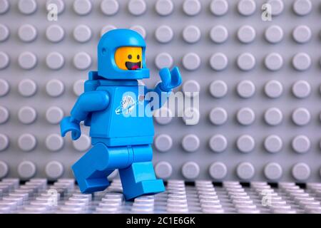 Tambow, Russische Föderation - 04. Juni 2020 Lego Astronaut Minifiguren gehen auf grauen Grundplatte Hintergrund. Stockfoto