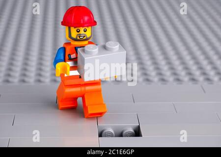 Tambow, Russische Föderation - 06. Juni 2020 Lego Bauarbeiter minifigur mit grauen Ziegel bereit, die Fertigstellung der Wand Stockfoto