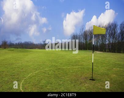 grüne Golfplatz und blauen Wolkenhimmel. Landschaft in Europa Stockfoto