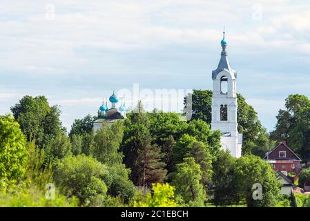 Russische Landschaft mit alten Kirchen und Dorf während des Sommers Stockfoto