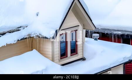 Panorama-Rahmen Nahaufnahme des Park City Utah Hauses mit Eiszapfen und dicken Schneedecke auf dem Dach Stockfoto