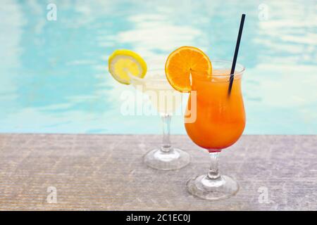 Am Pool werden tropische Cocktails serviert Stockfoto