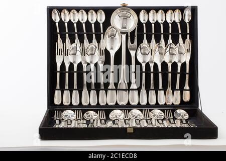 Studiofoto des Vintage сutlery in Samtbox auf weißem Hintergrund Stockfoto