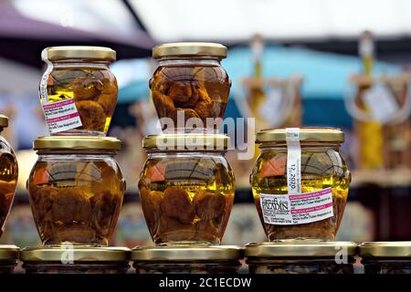 Typische Souvenirs auf dem Markt in Rovinj, Gläser mit Trüffeln in Öl Stockfoto