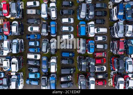 Luftaufnahme von vielen Autos in einem Auto breaking Hof oder Schrott Hof in Schottland, Großbritannien gelagert. Stockfoto