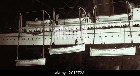 Rettungsboote, die Überlebende der RMS Titanic trugen, werden in den Stunden nach der Katastrophe auf die RMS Carpathia hochgeladen. 1912 Stockfoto