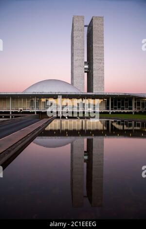 BRASILIA, BRASILIEN - 26. MAI 2006 - Brasilianischer Nationalkongress bei Einbruch der Dunkelheit mit Reflexionen über den See Stockfoto