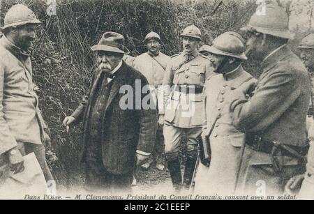 In Oise (Nordfrankreich). Herr Clemenceau, Präsident des französischen Rates, im Gespräch mit einem Soldaten. Stockfoto