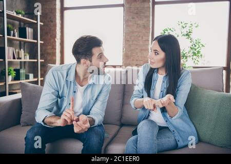 Portrait frustriert paar haben Skandal Frau zählen Finger Mann Fehler Kerl zeigen Zeichen ablehnen schreien sitzen Komfort gemütliche Couch im Haus Stockfoto