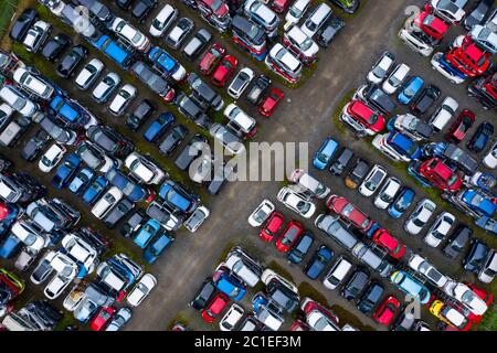 Luftaufnahme von vielen Autos in einem Auto breaking Hof oder Schrott Hof in Schottland, Großbritannien gelagert. Stockfoto