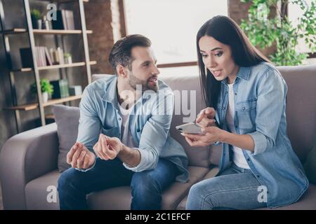 Honig, man hat alles falsch verstanden. Zwei Personen Ehegatten Frau verwenden Smartphone suchen sms Point Finger Screen Scream Mann erklären dont haben ein anderes Mädchen Stockfoto