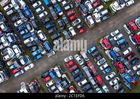 Luftaufnahme von vielen Autos in einem Auto breaking Hof oder Schrott Hof in Schottland, Großbritannien gelagert. Stockfoto