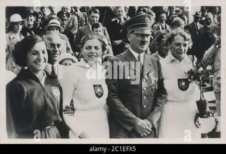 1936, Hitler mit einer Gruppe deutscher Athleten während der Olympischen Spiele in Berlin Stockfoto