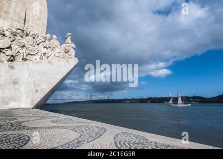 Blick auf das Denkmal der Entdeckungen und Brücke 25.April über den Tejo in Lissabon Stockfoto